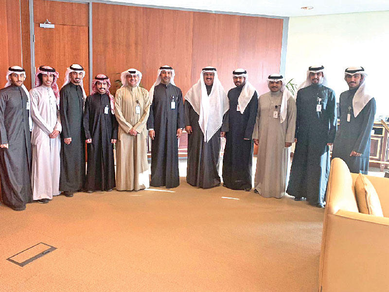 المدير العام للهيئة العامة للتعليم التطبيقي والتدريب د. علي المضف متوسطاً وفد الاتحاد