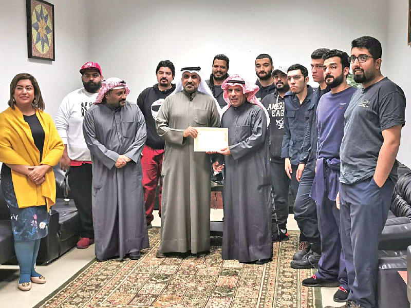  جانب من تكريم المدرب مع المشاركين 