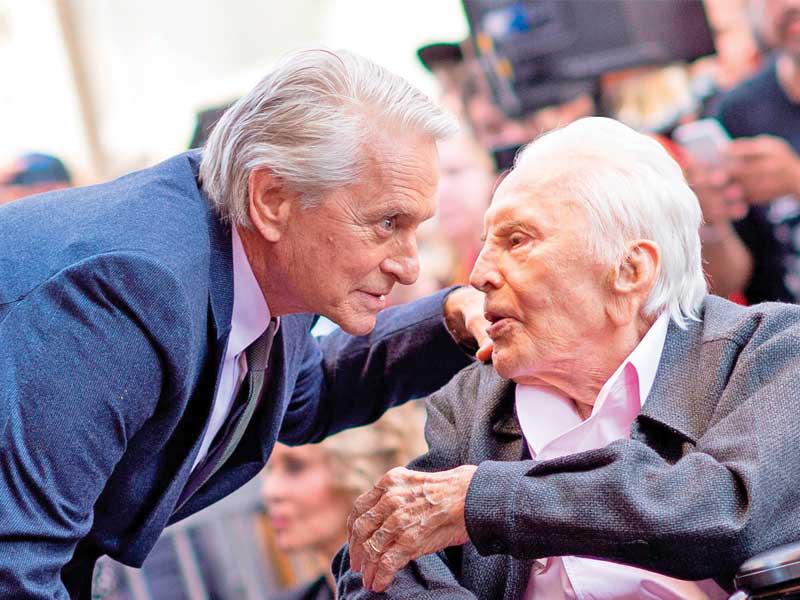 كيرك دوغلاس مع ابنه مايكل 