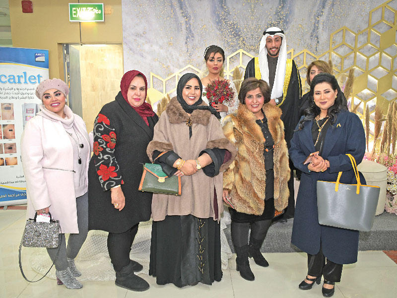 الشيخة أم راكان تتوسط عدداً من الشخصيات