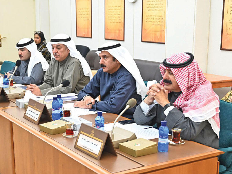 الجارالله خلال حضوره اجتماع العرائض والشكاوى