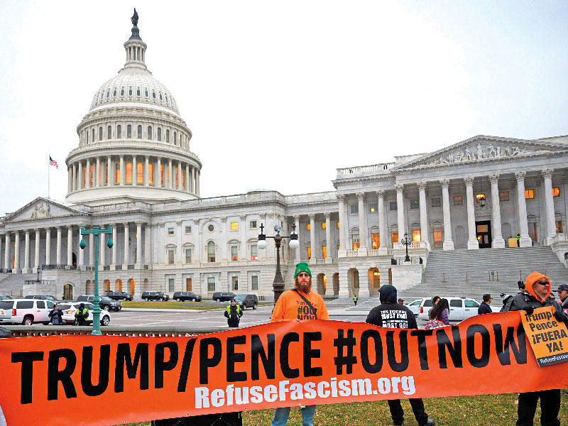 تظاهرة مناهضة لحكم براءة ترامب أمام مبنى الكابيتول في واشنطن أمس الأول (ا ف ب)