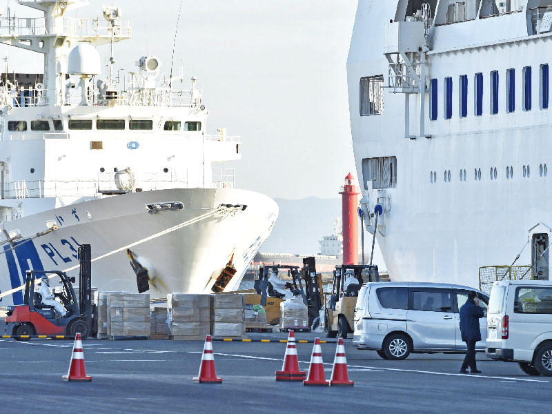 تحميل مواد غذائية على متن السفينة السياحية المحجور على ركابها في اليابان أمس (ا ف ب)