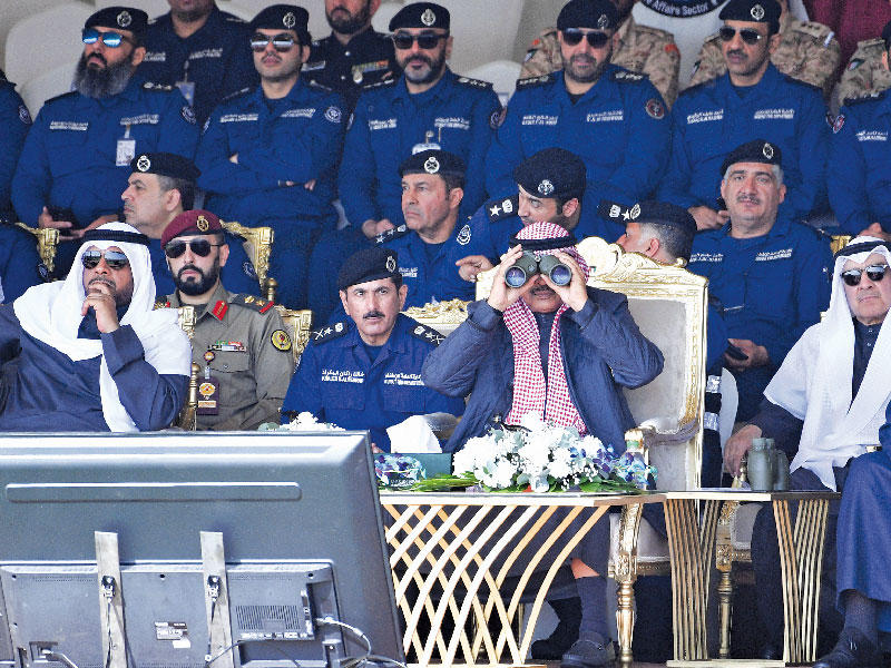 الخالد يتابع بالمنظار فعاليات التمرين بحضور وزيري الدفاع والداخلية والمكراد وكبار القادة العسكريين (تصوير نوفل إبراهيم)