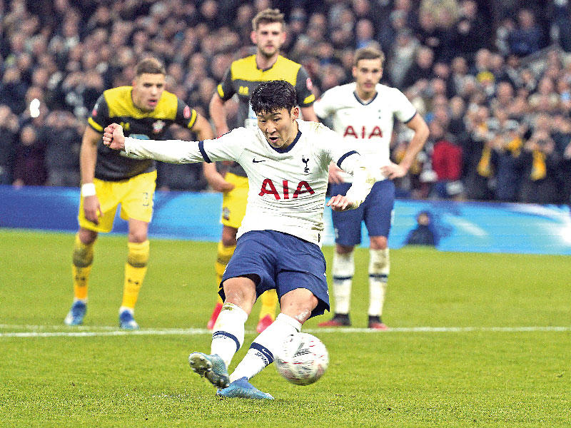 لحظة تسجيل سون ركلة الجزاء