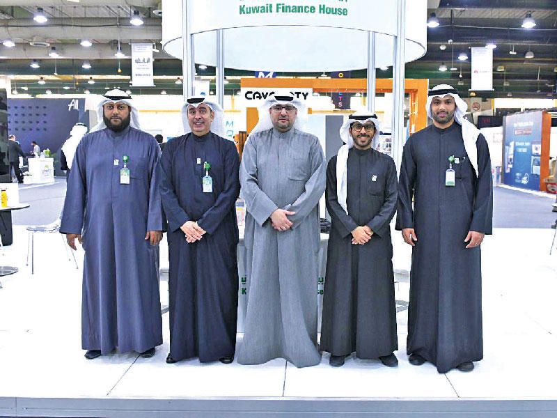 مسؤولو «بيتك» في جناح البنك خلال  معرض كويتك الدولي 2020