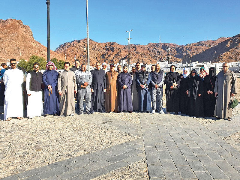 مشاركون في رحلة  العمرة السنوية الخاصة التي ينظمها بنك الكويت الوطني
