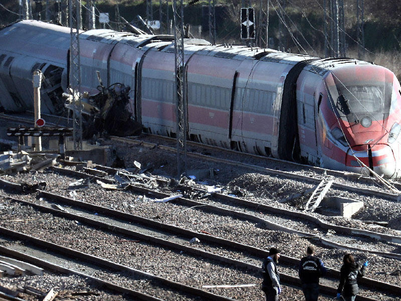 القطار سريع الذي خرج عن القضبان في إقليم لودي بشمال إيطاليا أمس