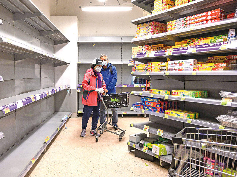 الجهود لعلاج لـكورونا وتطورات تجارية تنعشان الأسواق