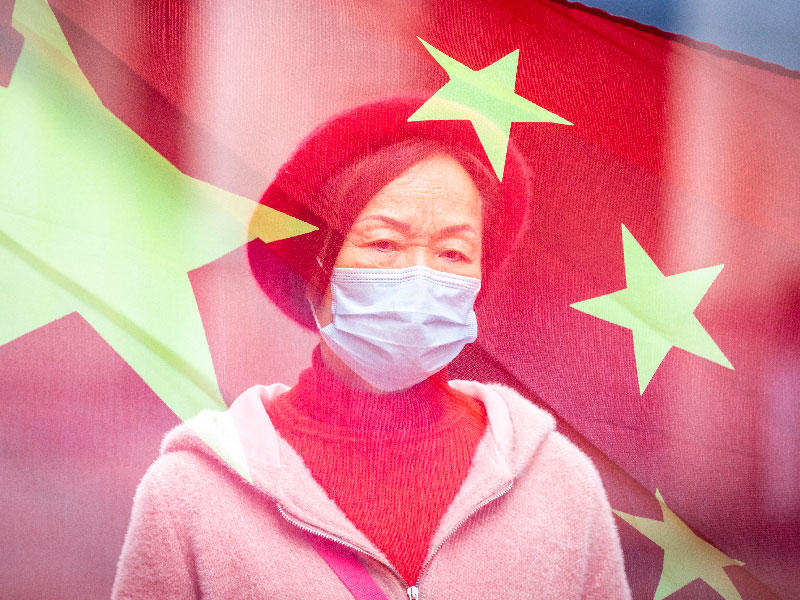 امرأة ترتدي قناعًا لحماية نفسها من عدوى فيروس كورونا