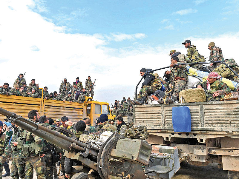  جنود الجيش السوري في تل طوقان مركز رابع نقطة مراقبة تركية في إدلب   (أ ف ب) 