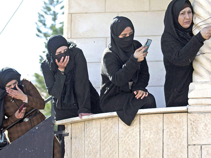 فلسطينيات خلال تشييع شاب فلسطيني قتله الإسرائيليون أمس في جنين    (أ ف ب)