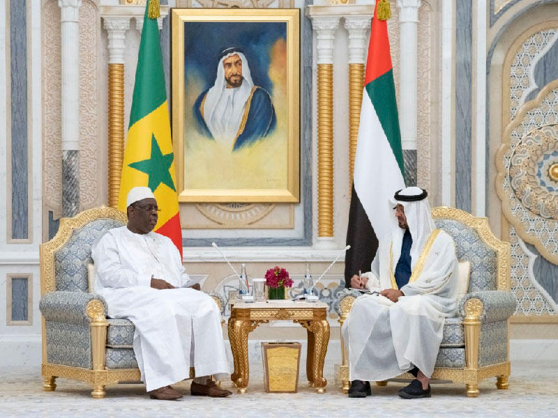 ولي عهد أبوظبي، نائب القائد الأعلى للقوات المسلحة الإماراتية الشيخ محمد بن زايد مستقبلا الرئيس السنغالي ماكي سال
