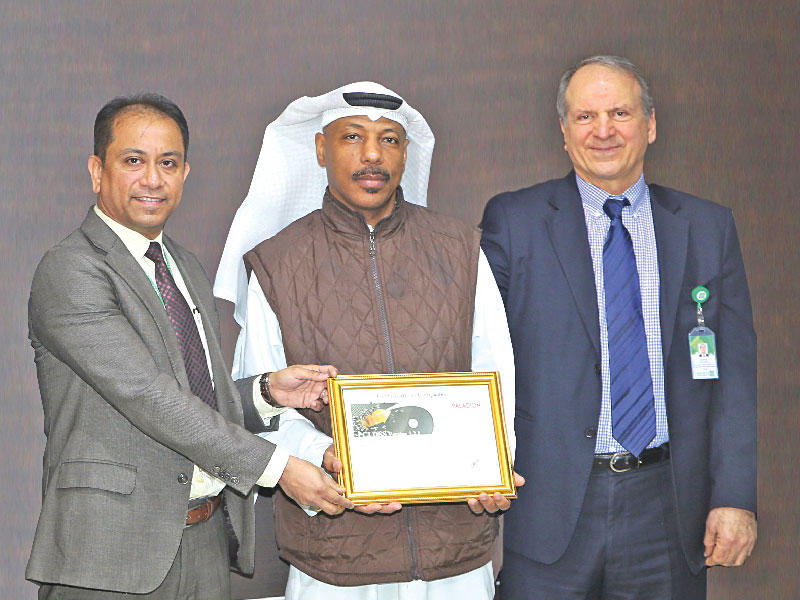 أبوالهوس وسرود شريف يتسلمان الشهادة من Paladion