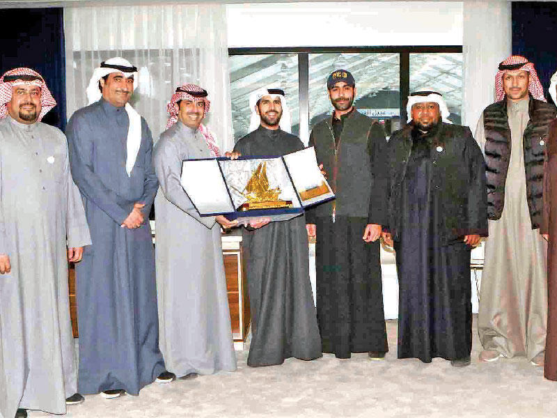 المطيري يقدم درعاً تذكارية رئيس اللجنة الأولمبية الكويتية الشيخ فهد الناصر