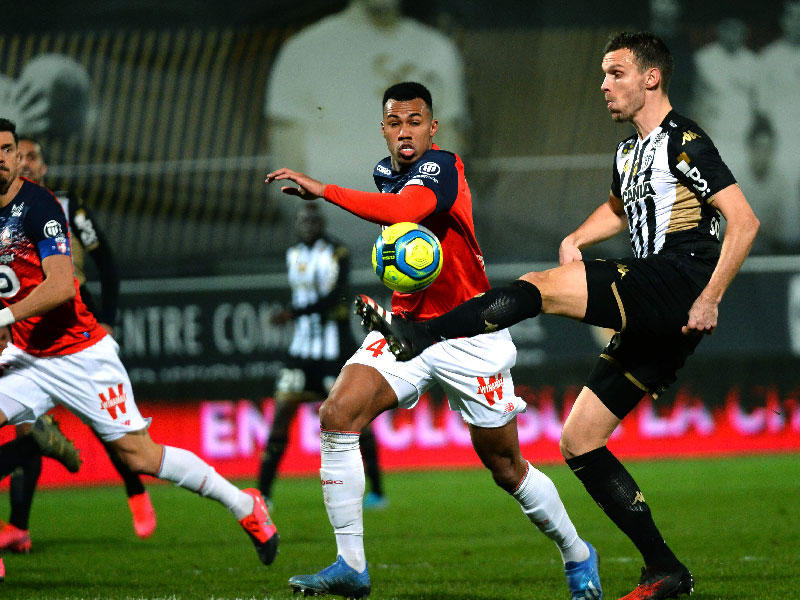 جانب من مباراة ليل الفرنسي التي حققها بها انتصار ثمين على ادجيه