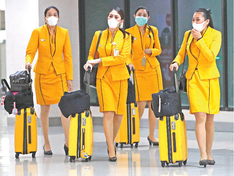 مضيفات طيران يضعن أقنعة واقية في مطار بانكوك (اي بي ايه)