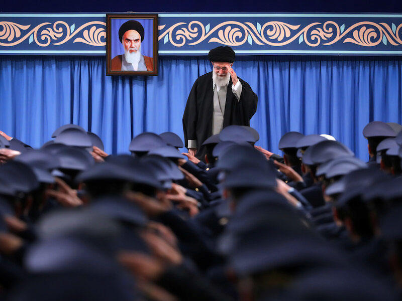 خامنئي يحيي مئات الضباط في طهران أمس (رويترز)