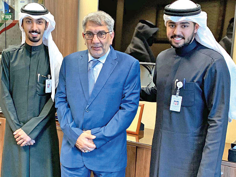 عميد كلية العلوم الصحية د. عبدالحكيم الصغير متوسطاً وفد الاتحاد العام لطلبة ومتدربي الهيئة العامة للتعليم التطبيقي والتدريب