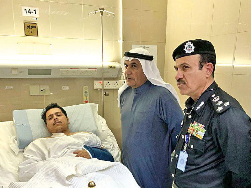 وكيل وزارة الداخلية المساعد لشؤون الأمن الجنائي، اللواء خالد الديين خلال زيارة العسكري المصاب