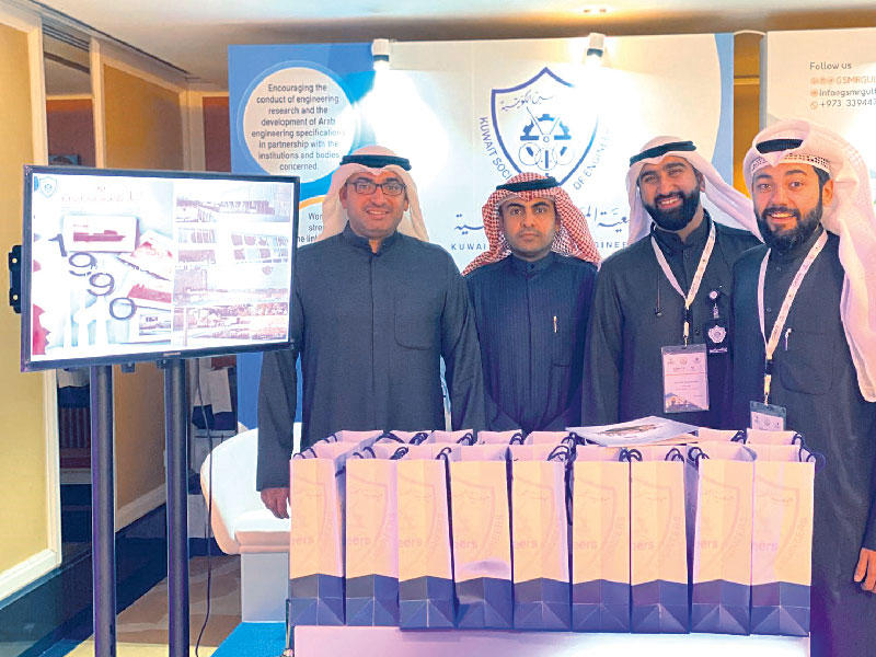 ممثلو جمعية المهندسين في جناحها ضمن فعاليات مؤتمر الصيانة وإدارة الاعتمادية – الكويت 2020