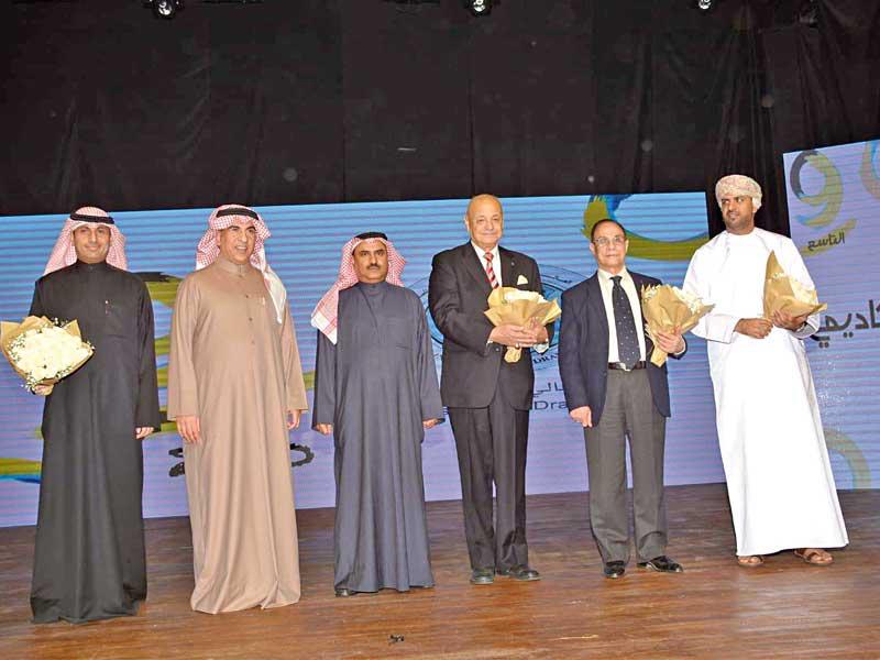 الحربي والعنزي مع أعضاء لجنة التحكيم 