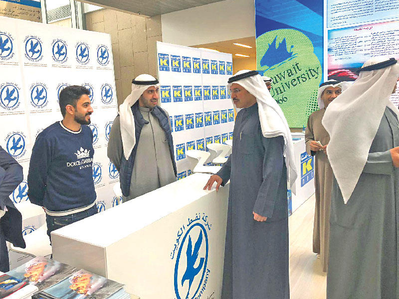 عميد كلية العلوم الإدارية في جامعة الكويت د. مشاري الهاجري خلال جولته في المعرض الوظيفي الـ 16 الذي تنظمه  رابطة  كلية العلوم الإدارية في جامعة الكويت