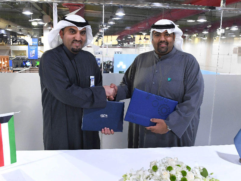 محمد العثمان وحمد المرزوق بعد توقيع الاتفاقية