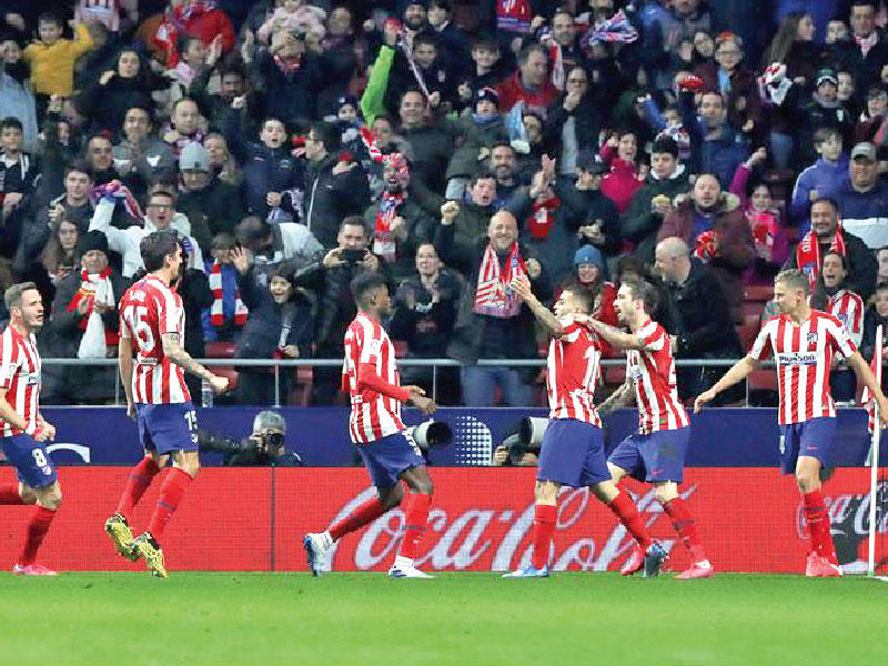 فرحة لاعبي أتلتيكو بهدف كوريا في مرمى غرناطة