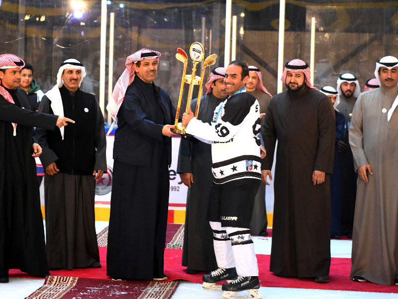 فليطح يتوج قائد فريق نادي ستارز بالكأس