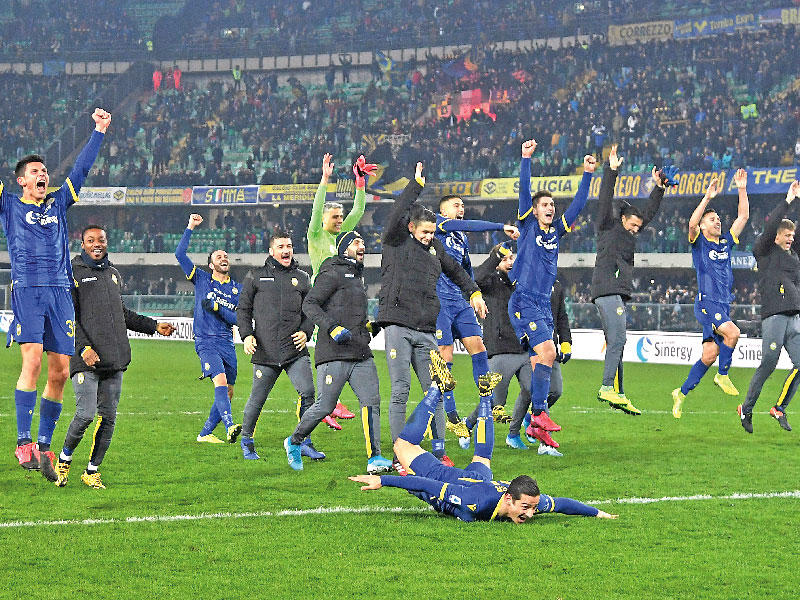 فرحة لاعبي فيرونا بعد الفوز على يوفنتوس