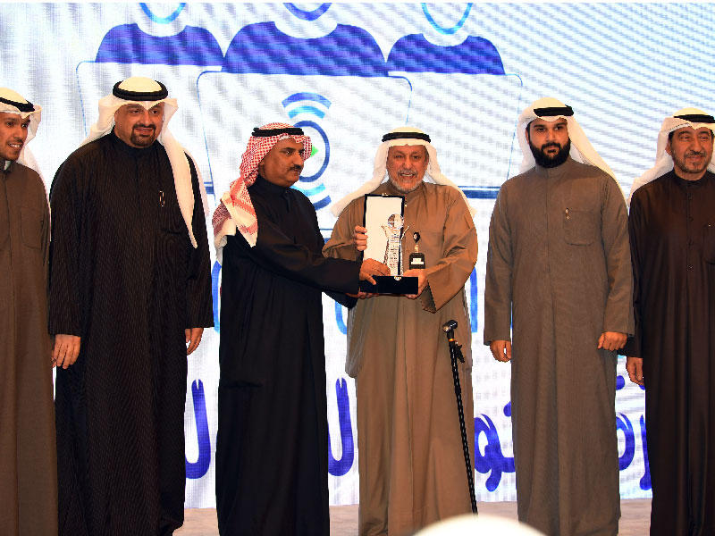  وزير التربية وزير التعليم العالي د. سعود الحربي أثناء تكريم إحدى المدارس الفائزة بالجائزة (تصوير عبدالله خلف)