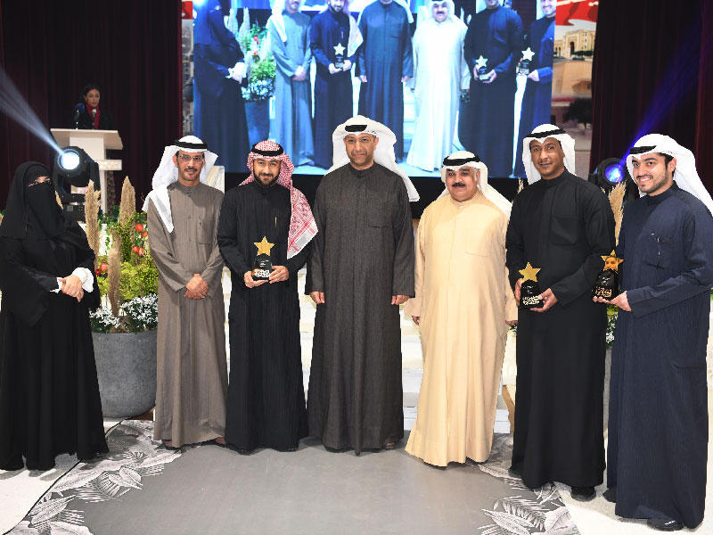 المدير العام لمنطقة العاصمة التعليمية بوزارة التربية جاسم بوحمد مكرماً الزميل يوسف العبدالله  (تصوير عوض التعمري)