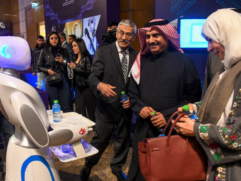  وزير التربية وزير التعليم العالي د.سعود الحربي والمدير العام مؤسسة الكويت للتقدم العلمي د. عدنان شهاب الدين. اثناء افتتاح مهرجان الروبوت