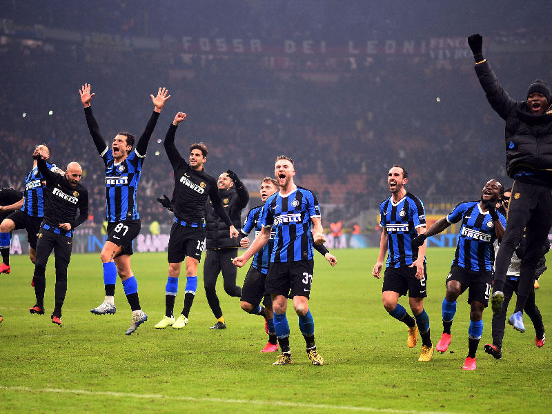 فرحة لاعبي إنتر ميلان بعد الفوز على ميلان