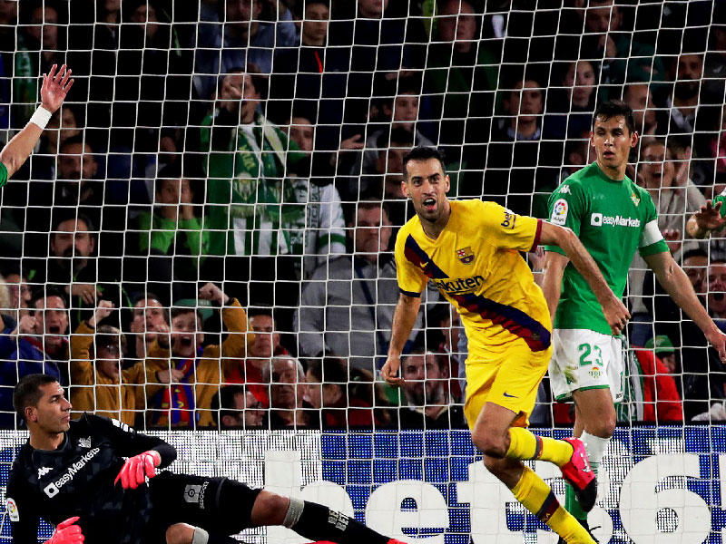 بوسكيتس نجم برشلونة يحرز هدفه في مرمى بيتيس