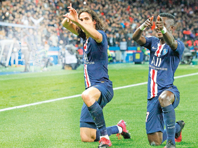 ادريسا وكافاني يحتفلان بعد إحراز هدف في مرمى ليون