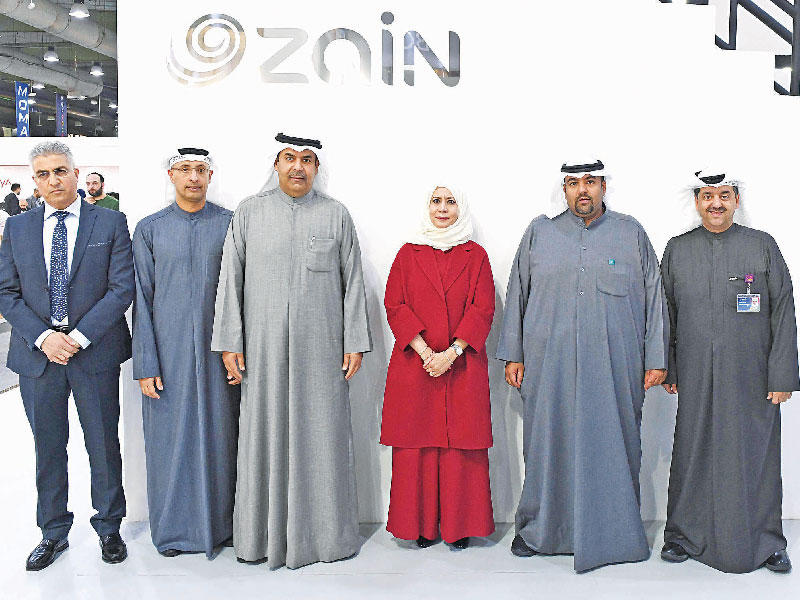 الرئيس التنفيذي لشركة زين الكويت إيمان الروضان، والرئيس التنفيذي لشركة التمدين العقارية محمد المرزوق يتوسطان مسؤولي «زين» و»تمدين»