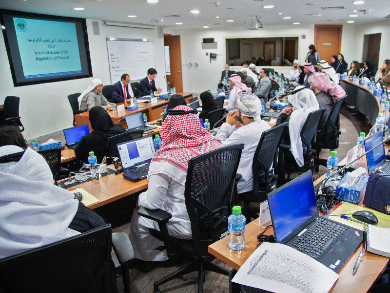 جانب من حلقة نقاشية حول التنظيم والرقابة على التكنولوجيا المالية نظمها بنك الكويت المركزي
