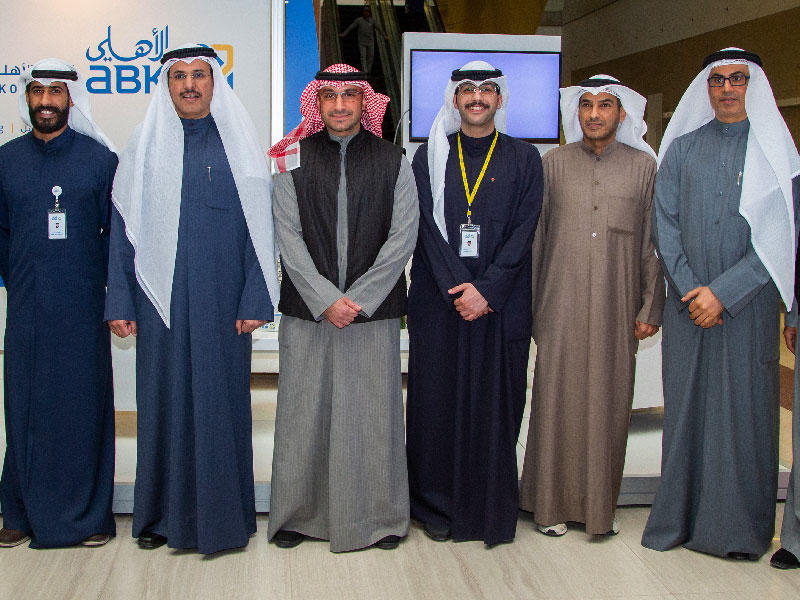 د. مشاري الهاجري ومسؤولو عمادة كلية العلوم الإدارية مع موظفي البنك خلال المعرض