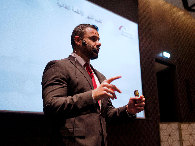 د. عبدالله المطوع اختصاصي التغذية العلاجية والرياضية أثناء ندوة  أسلوب حياة جديد في 2020 التي نظمها بنك بوبيان