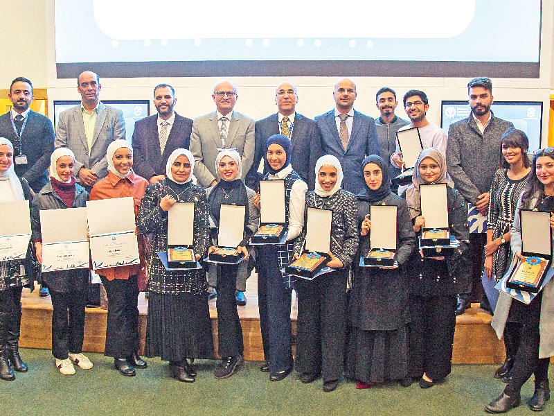  صورة جماعية للفائزين 