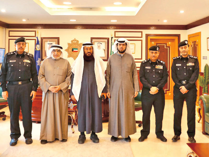 هايف متوسطاً الدمخي وعبدالصمد أثناء زيارة السجن المركزي