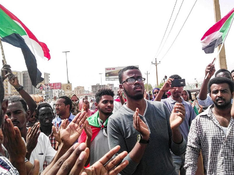 الوقود والخبز يجددان الاحتجاجات بالخرطوم