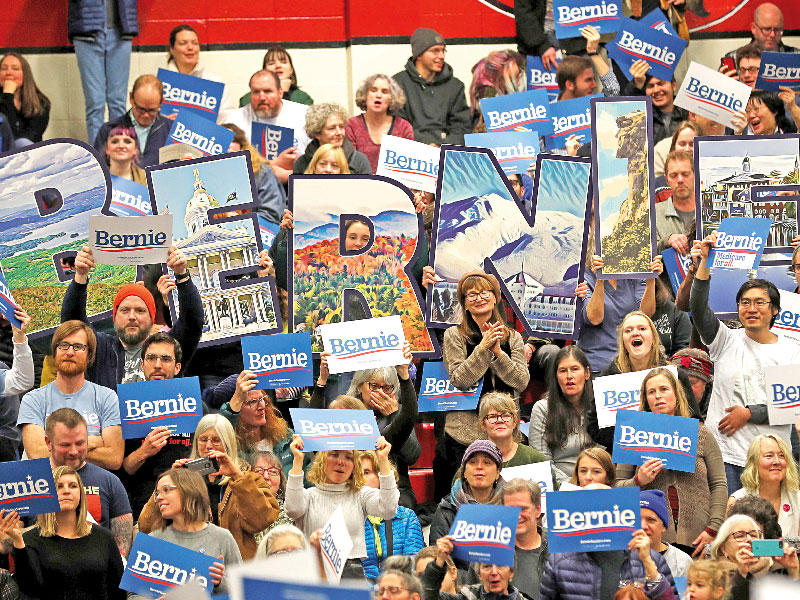 مؤيدون لساندرز يستمعون الى كلمته في نيوهامشير أمس الأول (رويترز)