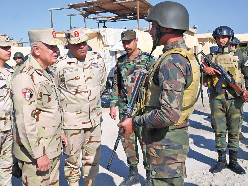 الفريق محمد فريد رئيس أركان حرب القوات المسلحة يتفقد عدداً من الأكمنة والارتكازات الأمنية بشمال سيناء الخميس الماضي 