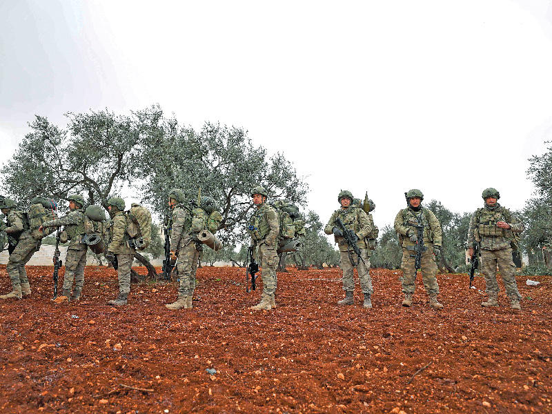 جنود اتراك بقرية قمناص في إدلب أمس (أ ف ب)