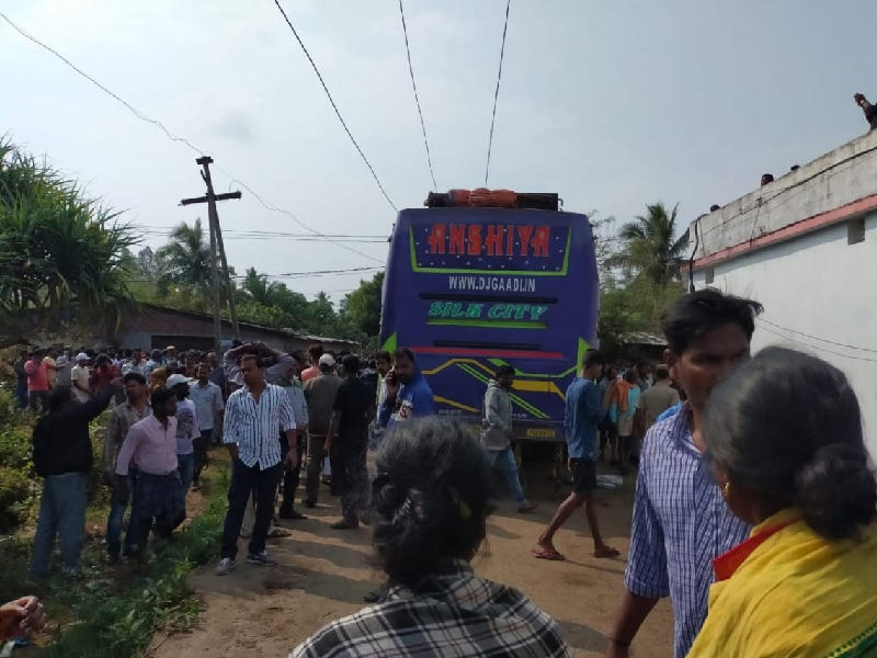 الحافلة التني اشتعلت النيران بها جراء احتكاكها بخط لتوزيع التيار الكهربائي بقوة 11 كيلوفولط