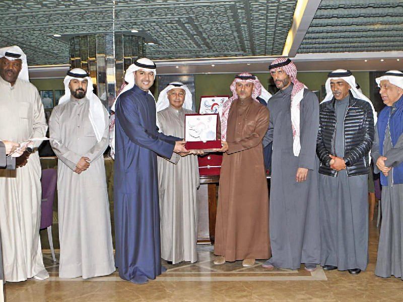 نائب رئيس اللجنة المنظمة العليا للبطولة الخليجية السابعة والثلاثين للأندية الأبطال في الكرة الطائرة محمد النصف يكرم أمين عام اللجنة التنظيمية البحريني فراس الحلوجي