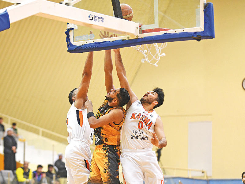 صراع تحت السلة في مباراة كاظمة والقادسية